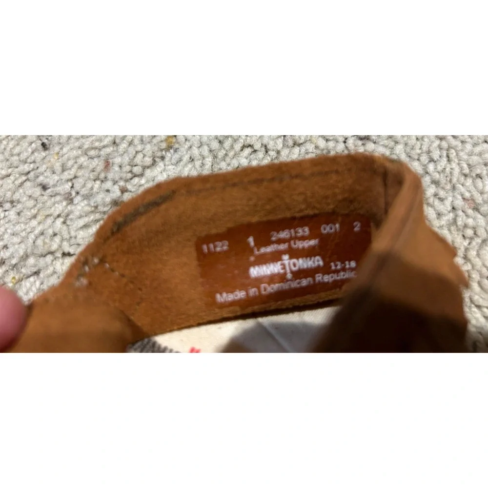 Minnetonka Moccasins infant size 1 Brown Leather FRONT STRAP FRINGE BOOTIE B23